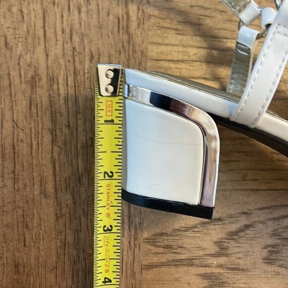 SOFT STYLE.  WHITE SPARKLE SANDALS.  NEW. - Picture 11 of 11